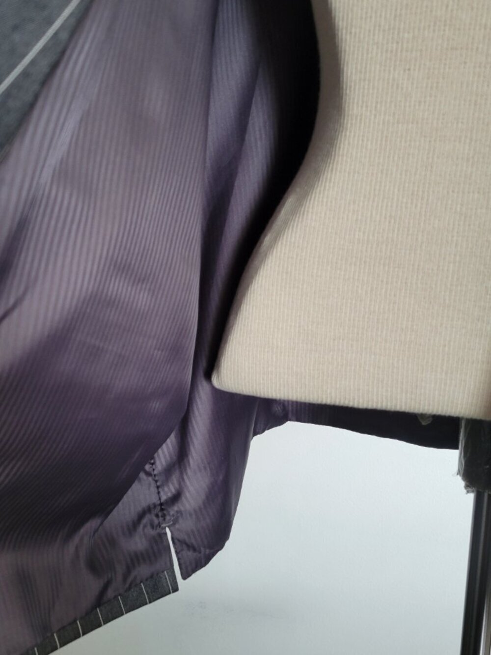 J Ferrar of Italy 3-Piece Charcoal Pinstripe Suit (Size: 42 R /35 W) - Picture 5 of 15